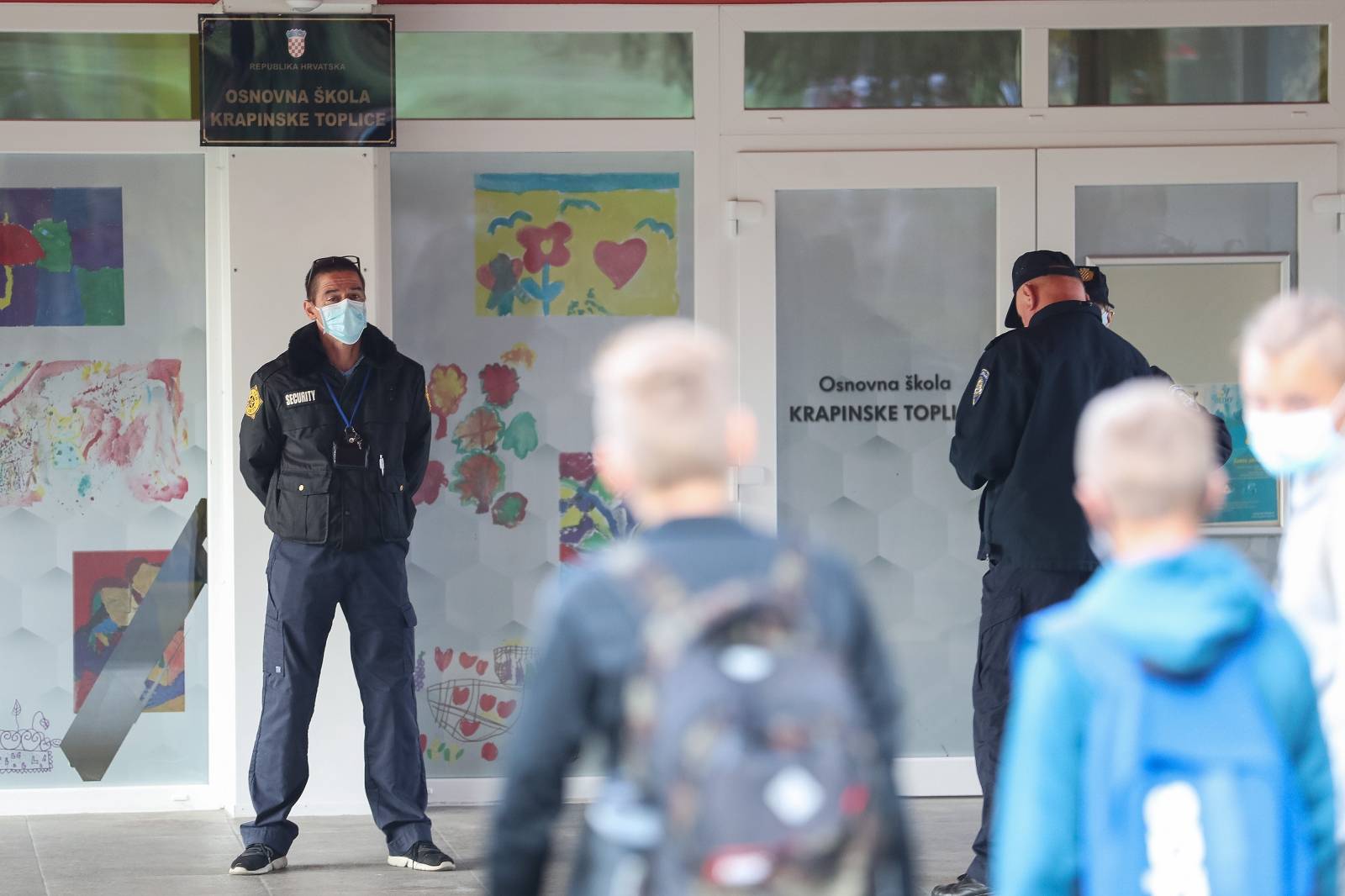 Zaštitari i policija ispred škole u Krapinskim Toplicama