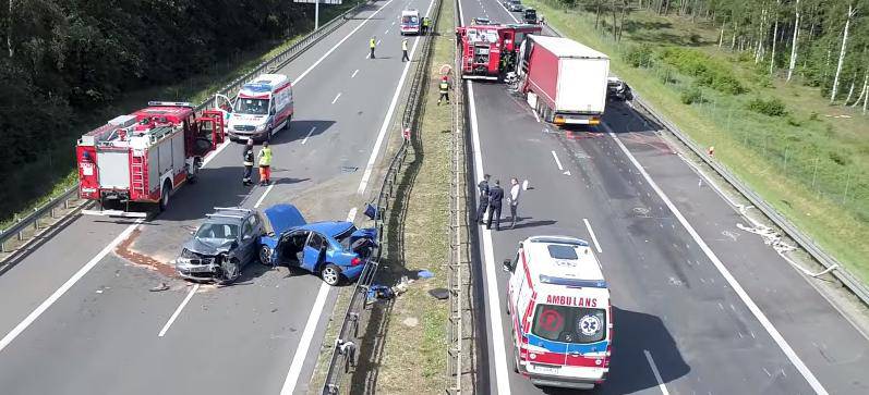 Kamion se zabio u gužvu na autocesti, poginulo šestero...