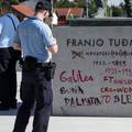 Oštetili Tuđmanov spomenik: Preko natpisa crvenom bojom napisali 'Prvi hrvatski diktator'