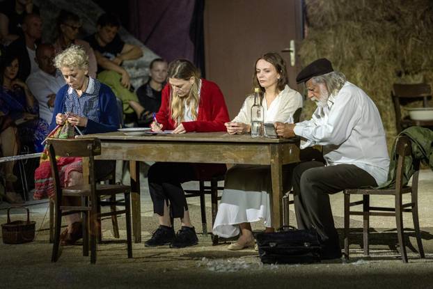 Pula: U Malom rimskom kazalištu odigrana je predstava "Antigona - 2000 godina kasnije"