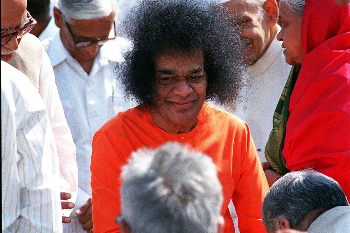 Preminuo Sai Baba (85), masa ljudi pokušala je ući u bolnicu