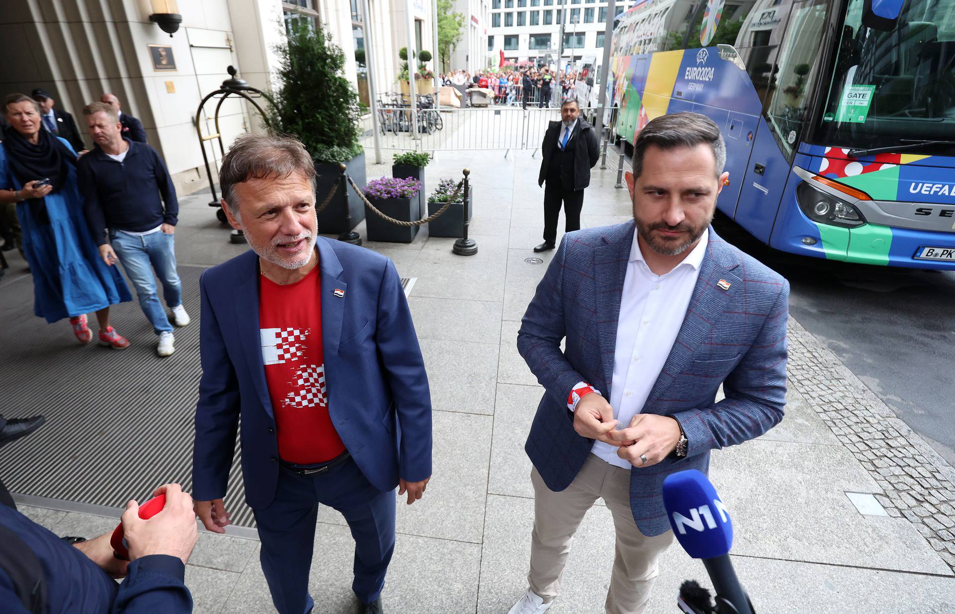 Berlin: Predsjednik Sabora Gordan Jandroković i ministar Tonči Glavina došli podržati Vatrene