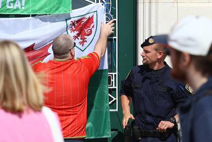 FOTO Policijska akcija na Rivi: Krenuli skidati velške zastave, Velšani ih na kraju uklonili sami