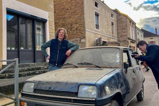 &Ccaron;UDO IZ FRANCUSKE U gara&zcaron;i su na&scaron;li novi Renault 5, nakon 43 godine pre&scaron;ao je 12 kilometara