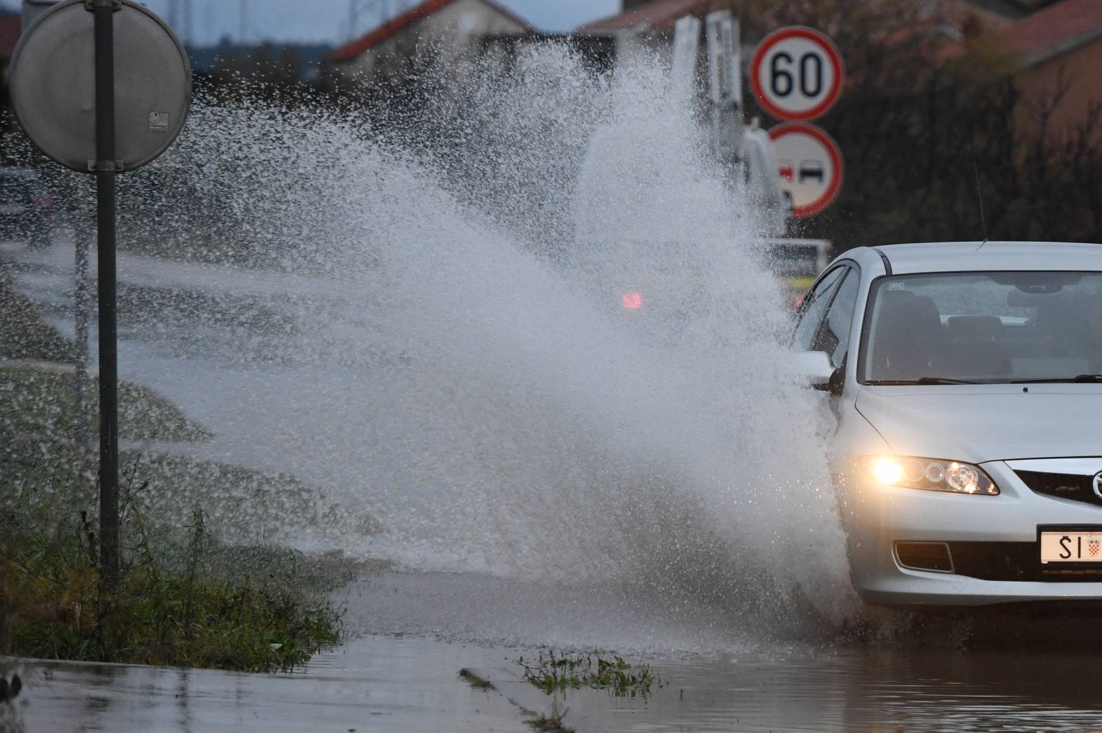 Šibenik: Nakupljena voda na prometnicama nakon obilne kiše otežava promet