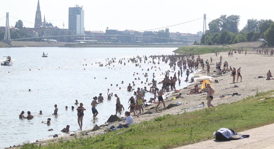 Osijek: Velika temperature je natjerala građane da potraže rashlađenje na Dravi