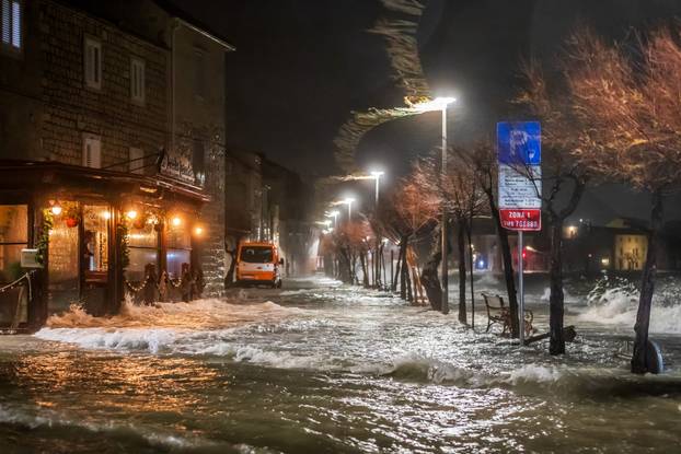Kaštela: Ciklonalna plima poplavila rivu i okolne ulice