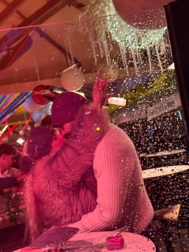 FOTOEKSKLUZIV Joško Gvardiol grlio plavokosu damu u Zagrebu