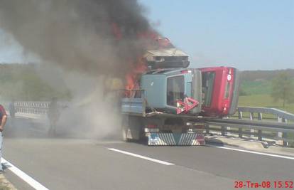 Na obilaznici kod Vrbovca se zapalili auti na kamionu 