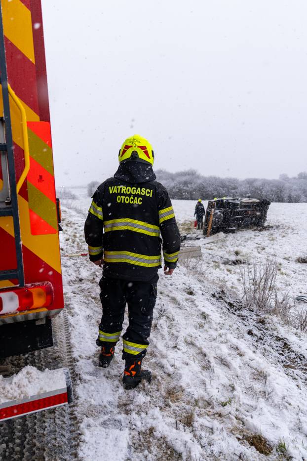 Otočac: Vatrogasci izvukli osobu koja je teretnim vozilom sletjela s ceste