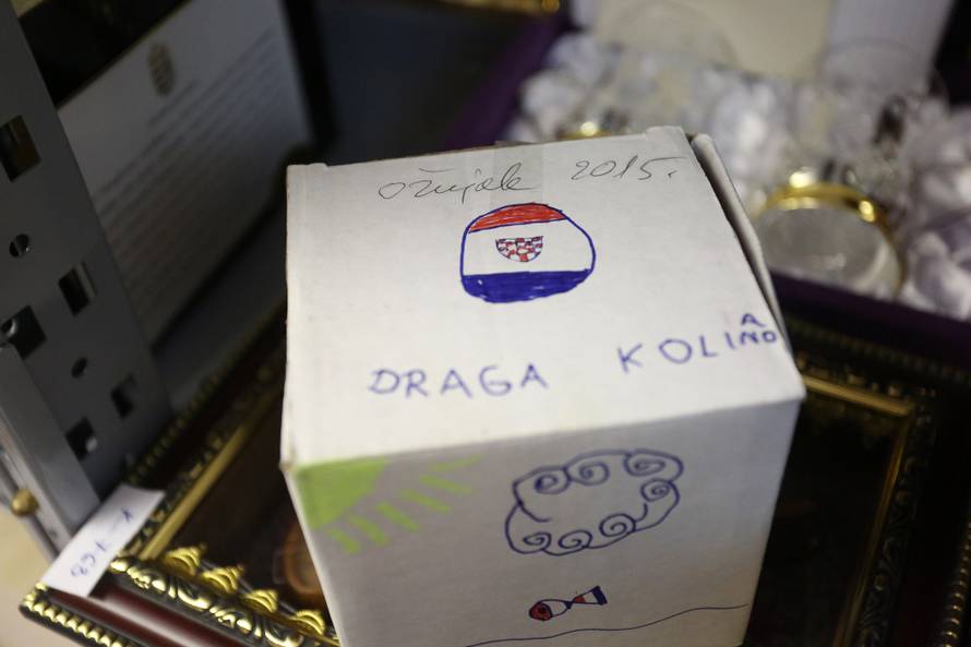 Kolindine zlatne krune: Dobila je i Putinove raskošne rupce...