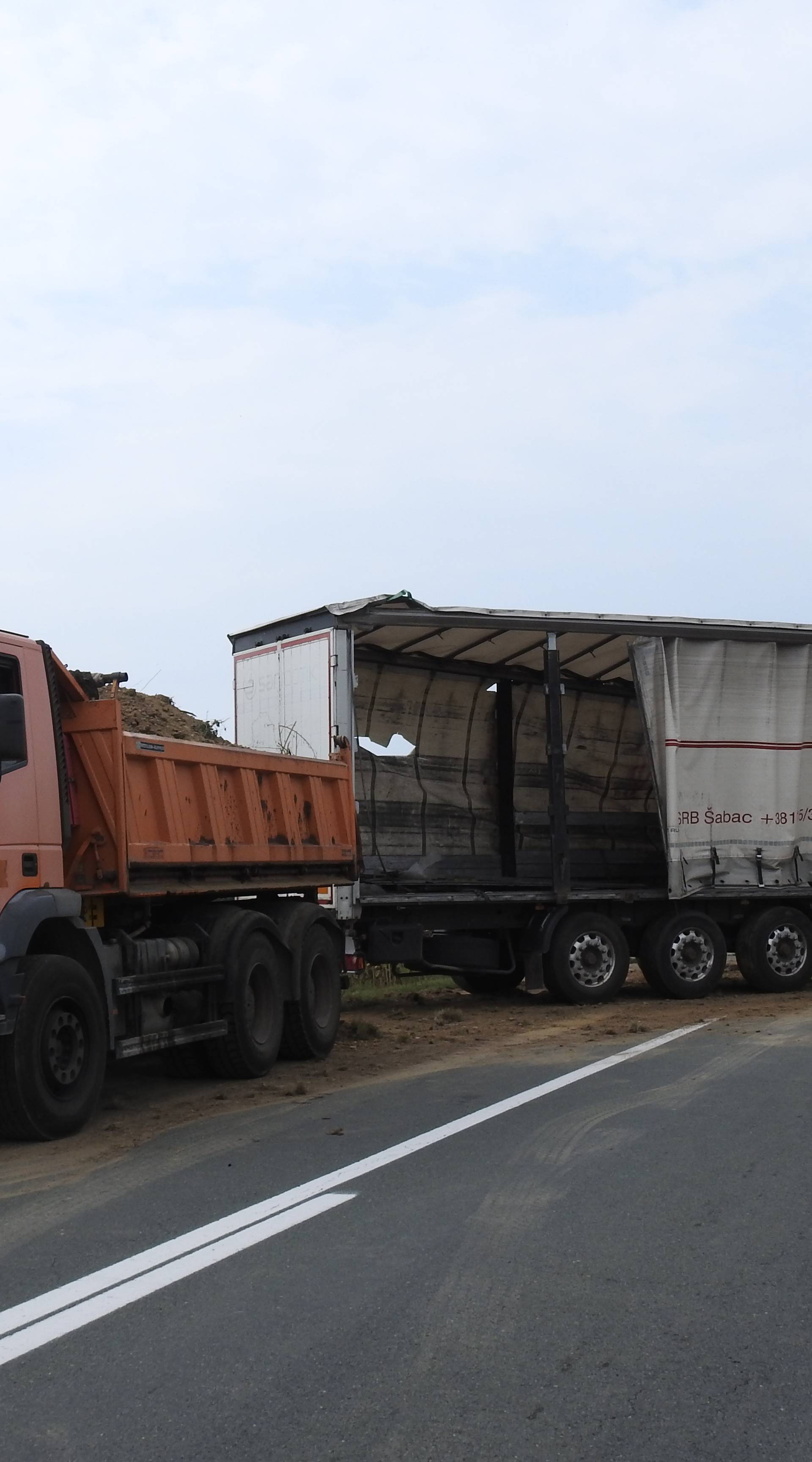 Kaos kod Virovitice: Kamion se prevrnuo, obilaznica blokirana