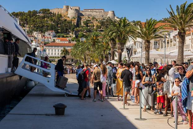 Gužva u gradu Hvaru na ukrcaj i iskrcaj sa katamarana