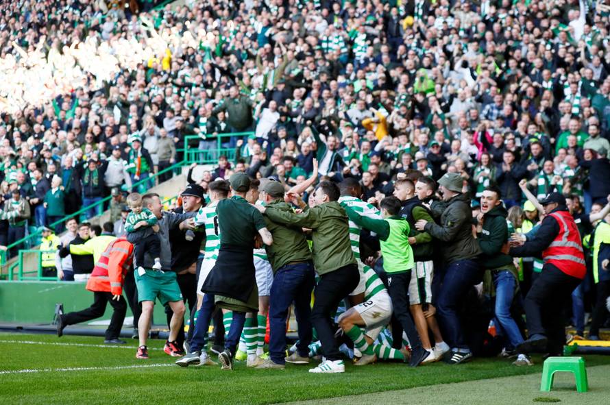 Celticu Old Firm, navijač je s bebom utrčao na teren slaviti