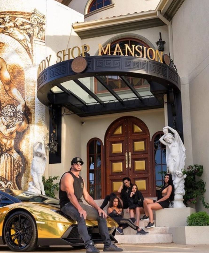 Novi Hefner: Teško mi je, svake večeri spavam s četiri djevojke