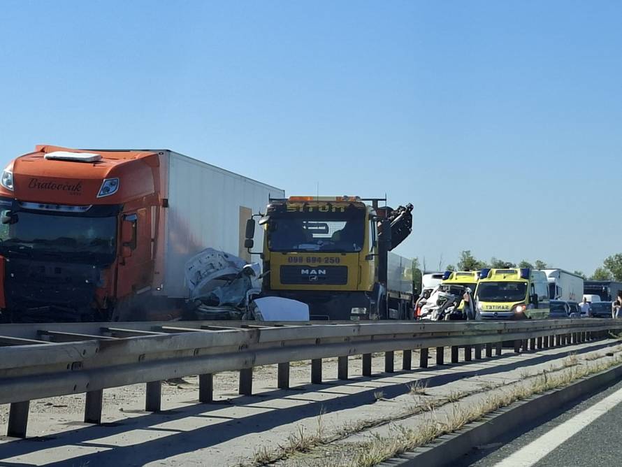 Fotografije s mjesta užasa: Auti su zdrobljeni između kamiona!