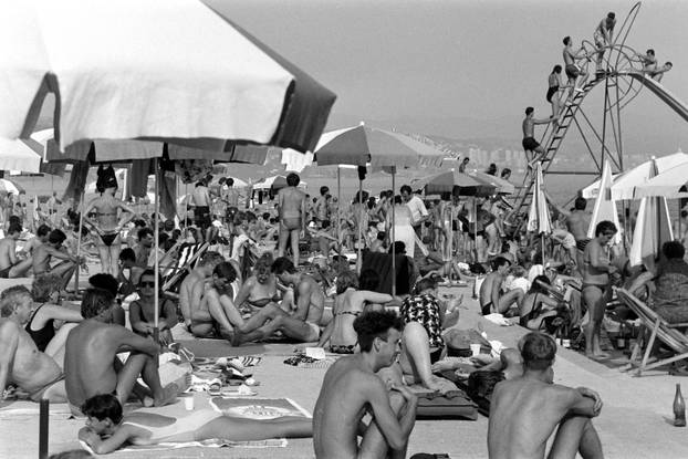 Opatija: Brojni posjetitelji uživaju u kupanju i sunčanju, kolovoz 1990.