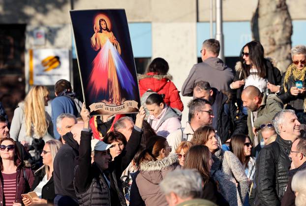 Zagreb: Okupljanje prosvjednika protiv COVID potvrda na Trgu žrtava fašizma
