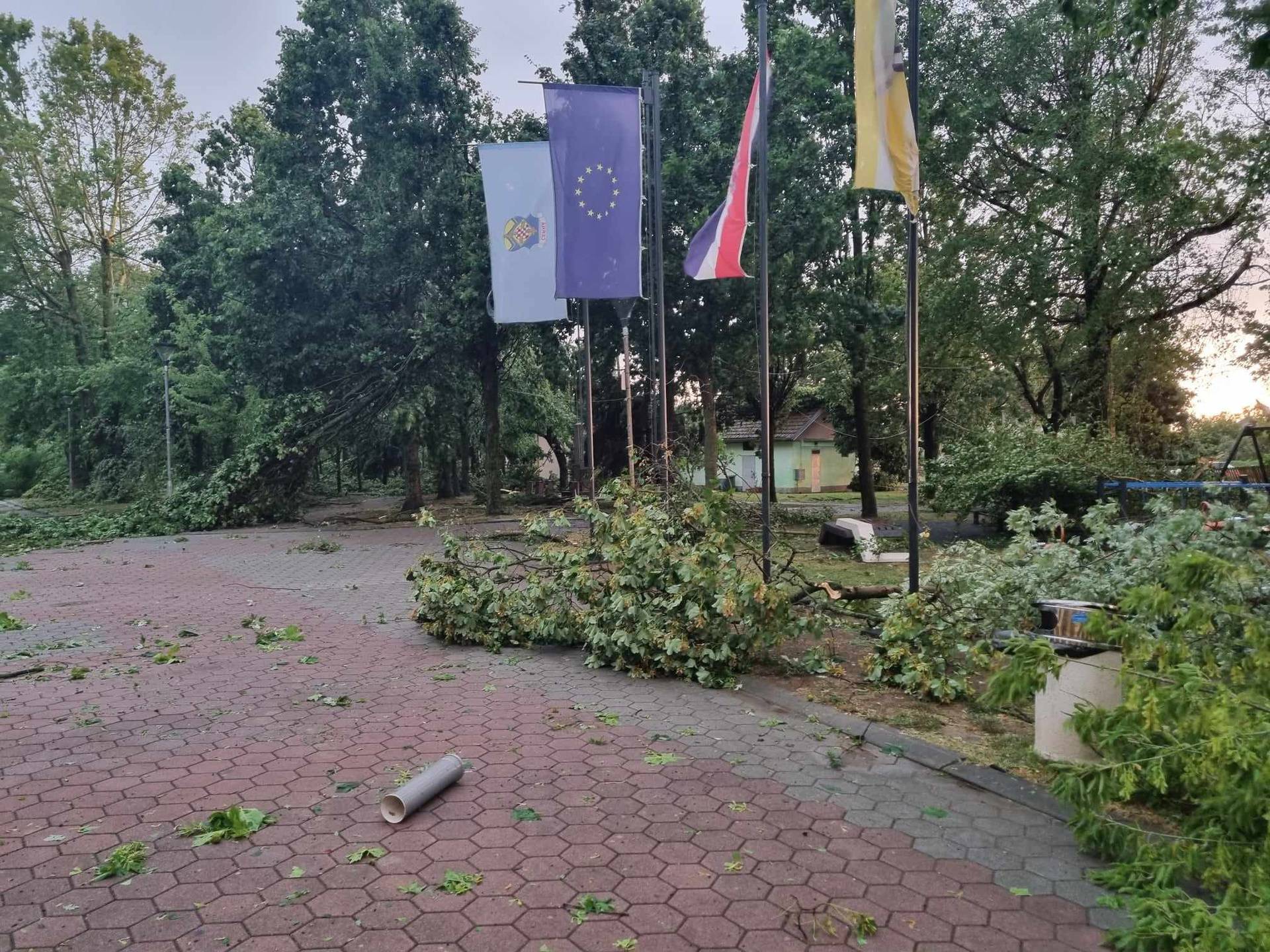 FOTO: Cerna je razorena u oluji, stradala nam je škola, a već četiri dana nemamo ni struje!