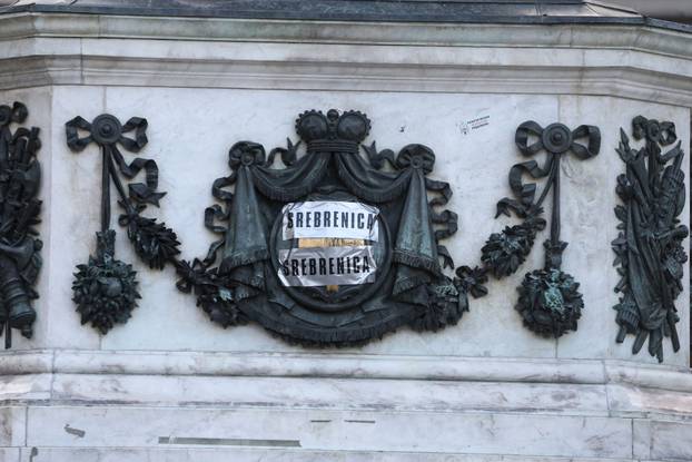 Beograd: Povodom 30. godišnjice genocida u Srebrenici, Žene u crnom organizirale su stajanje u crnini i šutnju na Trgu Republike