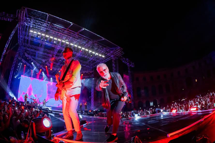 Prepuna pulska Arena pjevala je uz Merlina: 'Osvijetlimo jedni drugima put da ne zalutamo'