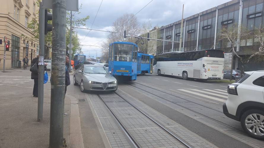 Tramvaj iskočio iz tračnica u centru Zagreba nakon sudara! Kolaps prometa prema istoku