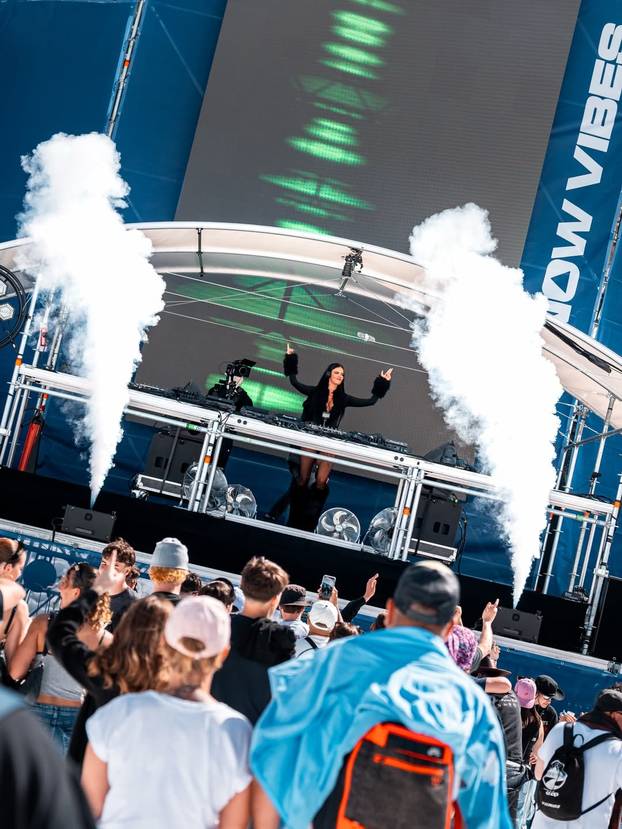 FOTO Nije joj hladno! Ivana Knoll obukla minijaturni bikini pa pozirala na snježnoj planini