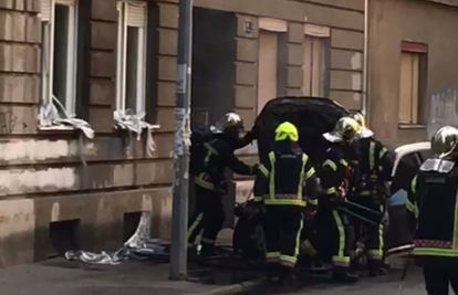 Izgorio BMW u Zagrebu, vatra zahvatila prozor na zgradi