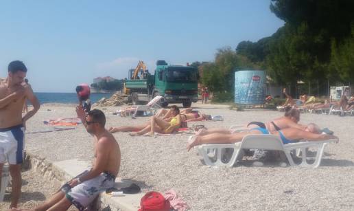 Umjesto šuma mora, turisti su na plaži slušali brujanje bagera