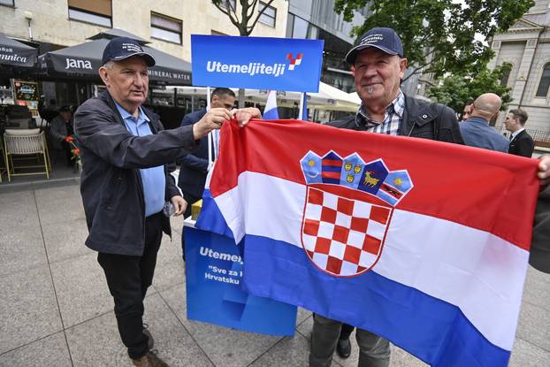 Zagreb: Zajednica utemeljitelja HDZ-a "Dr. Franjo Tuđman" daruje građanima hrvatske zastave