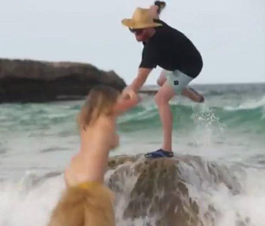 Svi su se preplašili: Pozirala u toplesu pa ju je 'pokupio' val