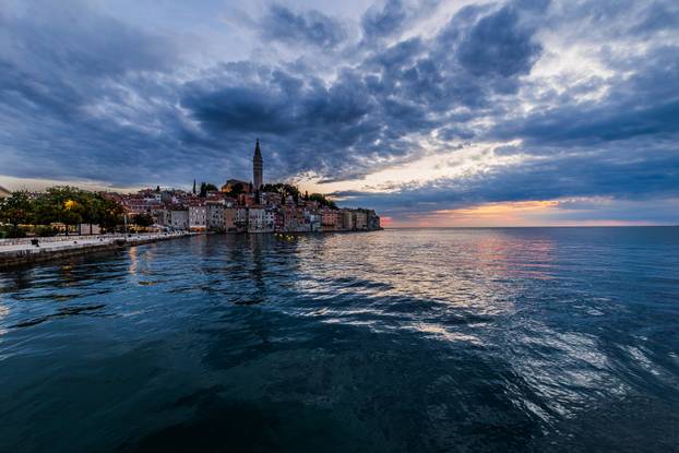 Gradske fotografije u sumrak grada Rovinja