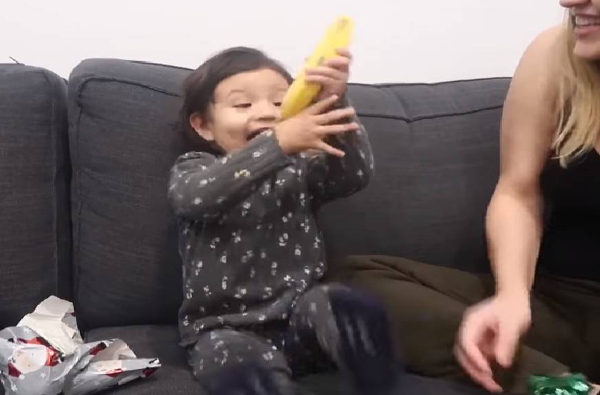 Zamotali joj bananu kao dar za Božić, reakciju morate vidjeti!