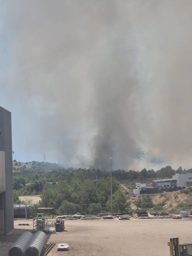 FOTO Veliki požar u Šibeniku: 'Na terenu su sve vatrogasne snage, digli smo i kanadere'
