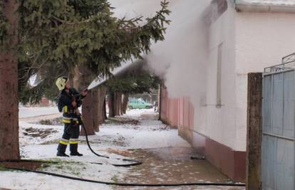 Žar iz peći ispao na tepih, pa je vatra progutala sobu