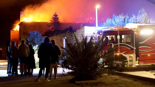 Veliki požar zahvatio samostan i crkvu Sv. Križa na Čiovu