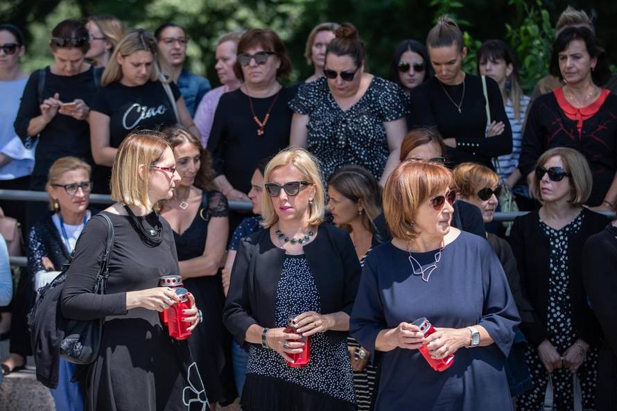 Zagreb: Prosvjed socijalnih radnika nakon juÄeraÅ¡njeg ubojstva njihove kolegice u Äakovu