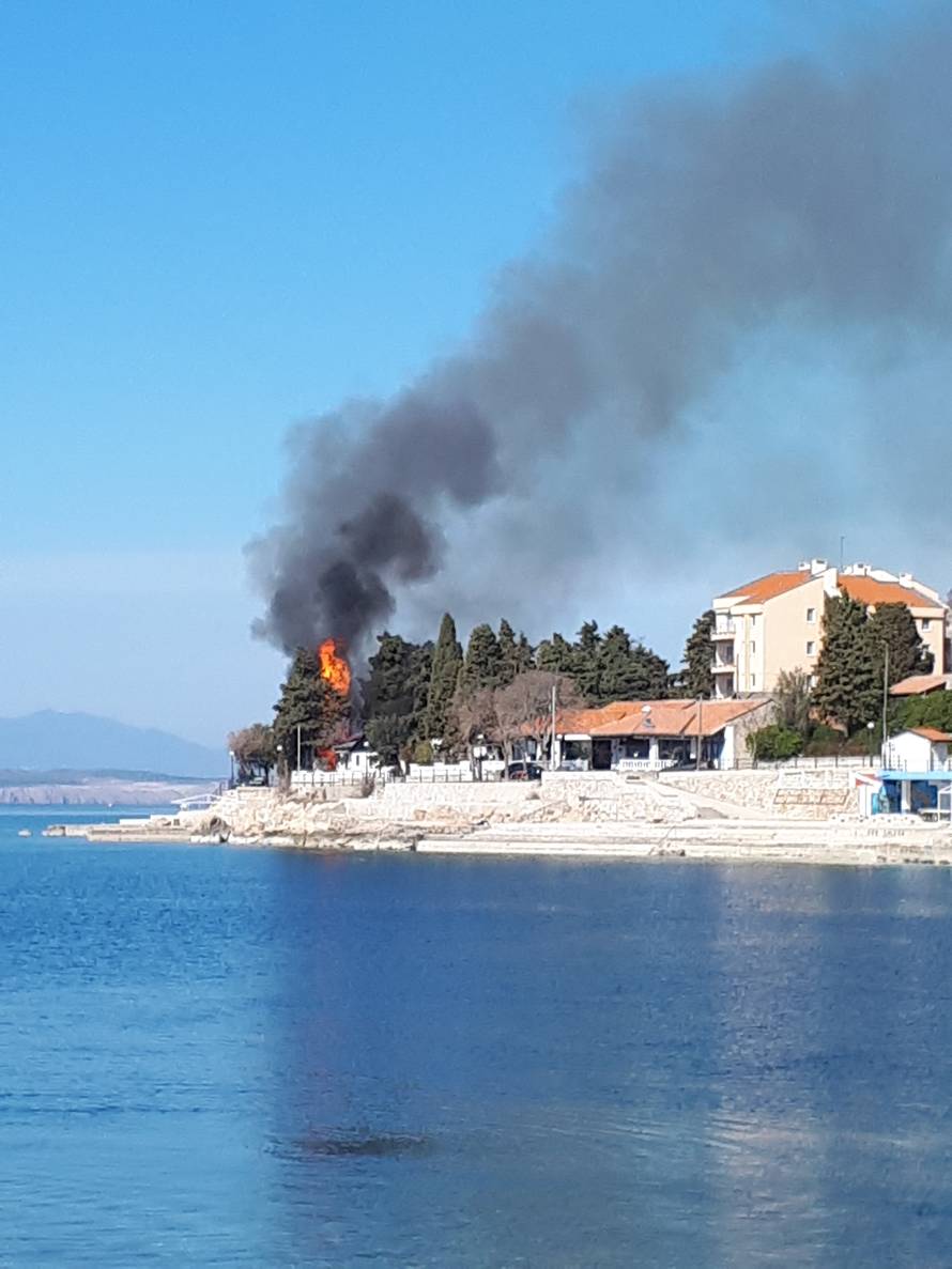 Požar u Selcu: Tijekom radova zapalilo se nekoliko bungalova