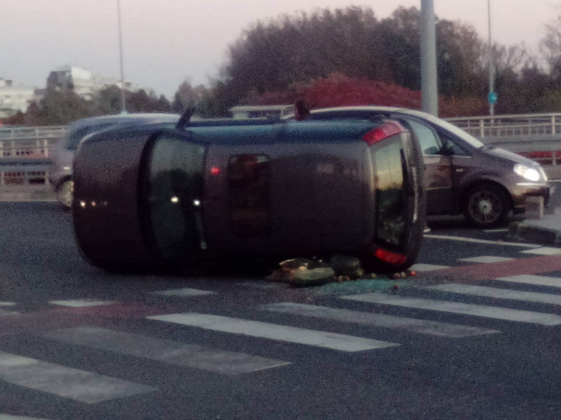 Zagreb: U prometnoj nesreći automobil se okrenuo na krov