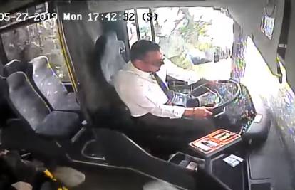 Ovo je trenutak u kojem drvo pada na autobus kraj Omiša