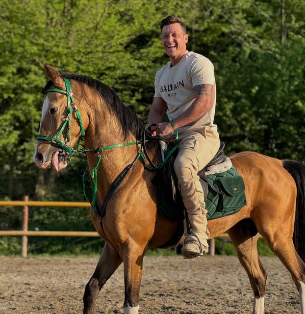 FOTO Trening, kile, mišići, žile: Ovi nogometaši objesili su svoje kopačke o klin i primili se utega