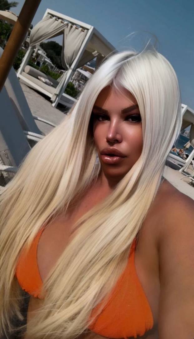 Vrući kadrovi srpske pjevačice: Ljetuje u Grčkoj, u Areni Zagreb dobila spermu od lososa za dar