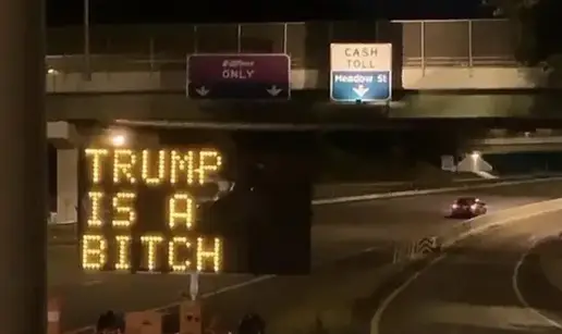 Netko hakirao prometni znak u Americi, poruka za Trumpa oduševila je internet: 'Bitch!'