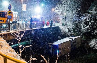 Autobus u Sloveniji pao u rijeku, a putnici preživjeli