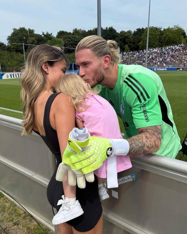 FOTO Vruće ljeto Dilette Leotte, nešto joj je provirilo u kostimu. Kolegica: Vulgarno se odijevaš