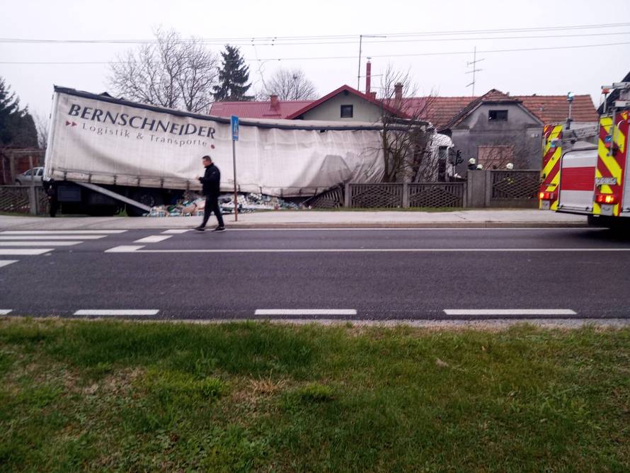 Zabio se kamionom u kuću, u teškoj nesreći poginuo vozač
