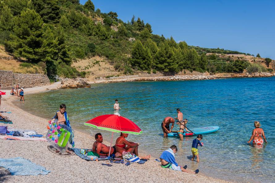 Bol: Ljetni ugođaj na plaži Martinica 