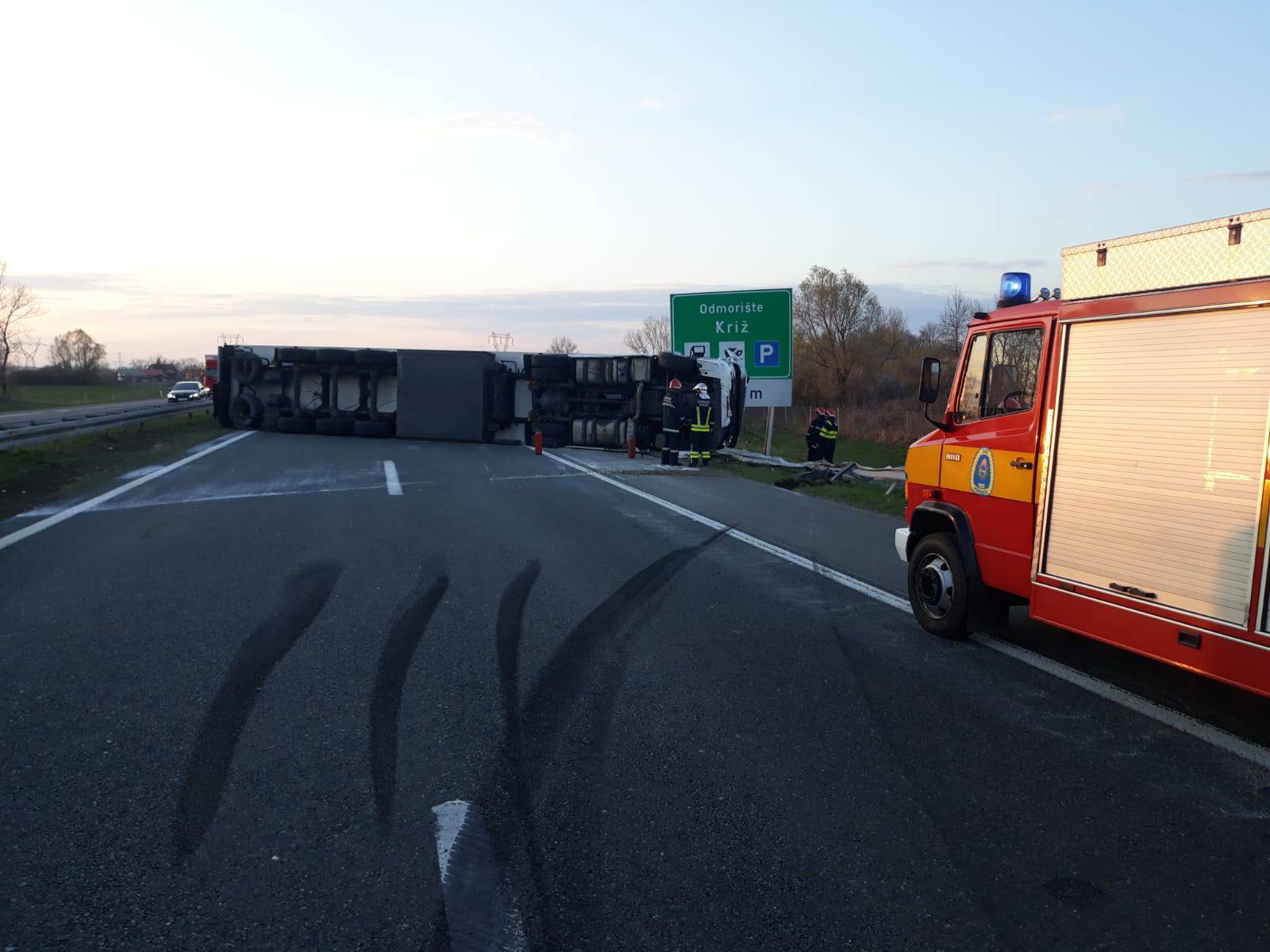 Prevrnuo se kamion na A3: U nesreći ozlijeđen jedan čovjek