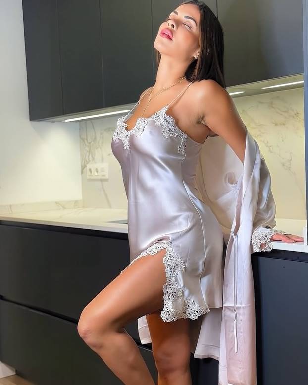 FOTO Zaljubljena je u sebe: 'Dečko mi ne treba, dovoljno mi je pogledati se u ogledalo'