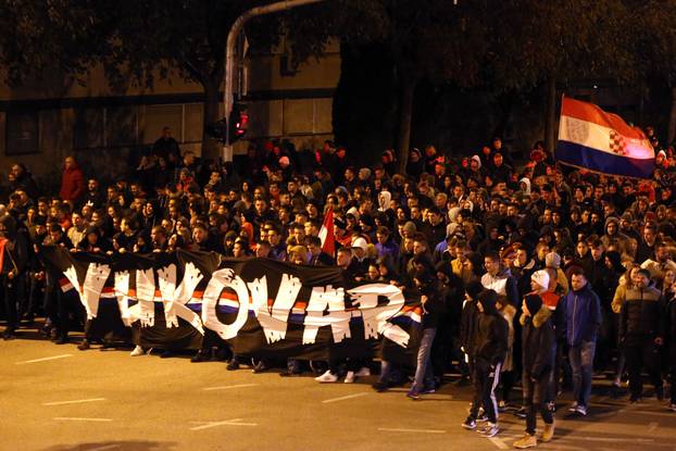 Split: Torcida i brojni graÄani u mimohodu sjeÄanja za Vukovar